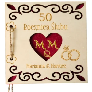 Karta grawerowana personalizowana upominek rocznica ślubu haft koperta dedykacja Personalizowana, drewniana karta upominkowa skrywa w środku haftowany czerwony filc, przewiązana jutowym sznurkiem, zapakowana w złotą, papierową kopertę