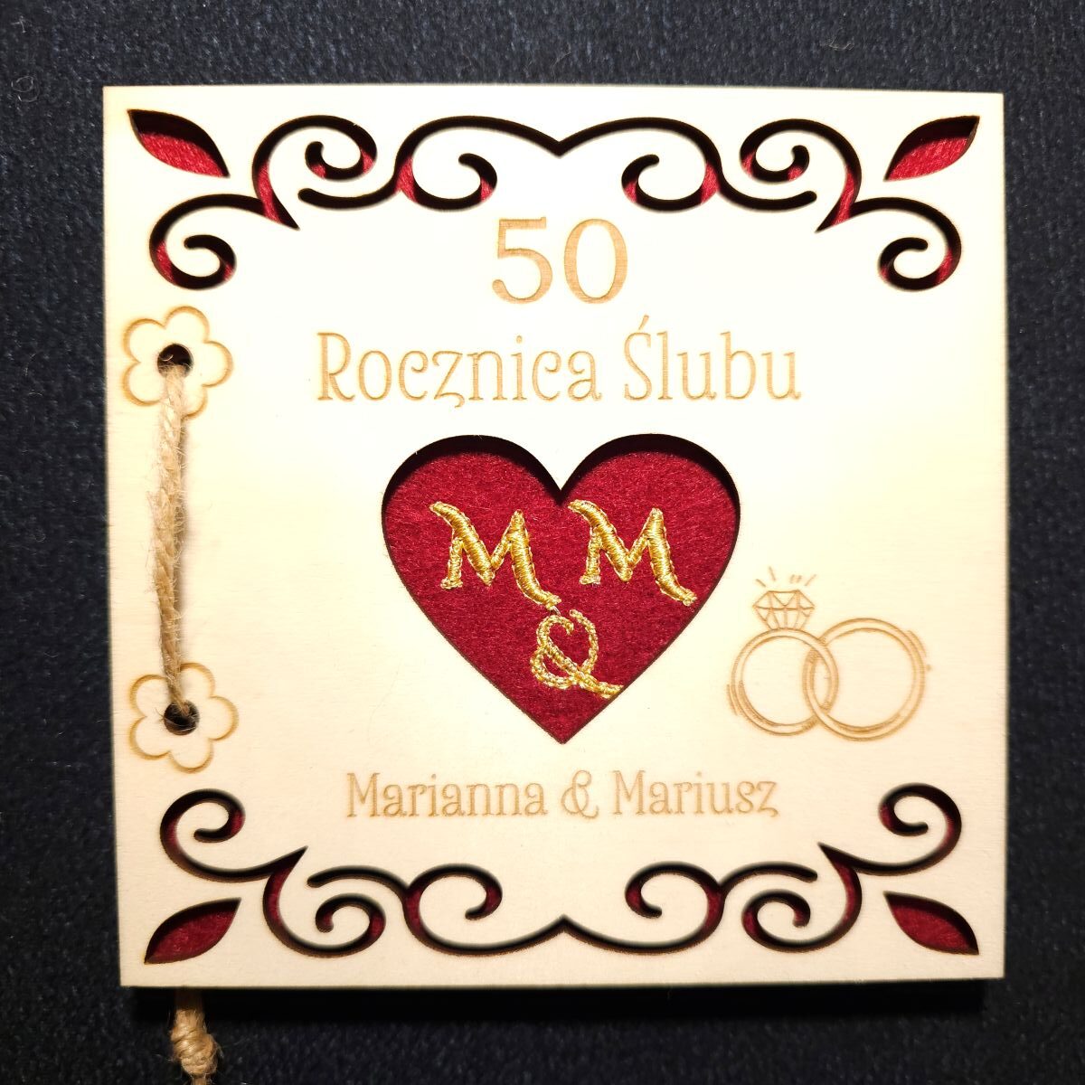Karta grawerowana personalizowana upominek rocznica ślubu haft koperta dedykacja 3 Personalizowana, drewniana karta upominkowa skrywa w środku haftowany czerwony filc, przewiązana jutowym sznurkiem, zapakowana w złotą, papierową kopertę