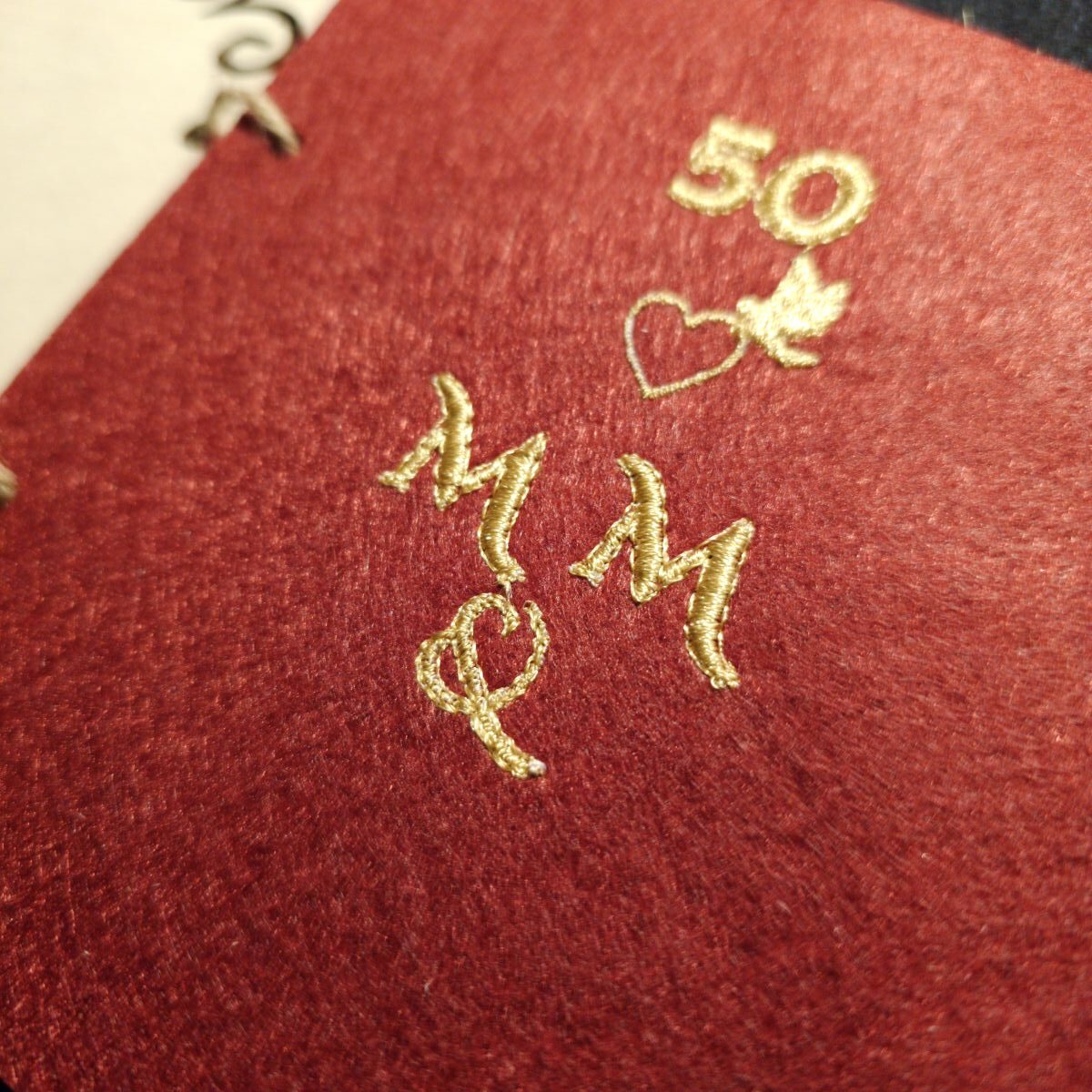 Karta grawerowana personalizowana upominek rocznica ślubu haft koperta dedykacja 4 Personalizowana, drewniana karta upominkowa skrywa w środku haftowany czerwony filc, przewiązana jutowym sznurkiem, zapakowana w złotą, papierową kopertę