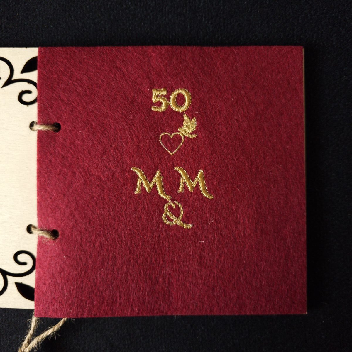 Karta grawerowana personalizowana upominek rocznica ślubu haft koperta dedykacja 10 Personalizowana, drewniana karta upominkowa skrywa w środku haftowany czerwony filc, przewiązana jutowym sznurkiem, zapakowana w złotą, papierową kopertę