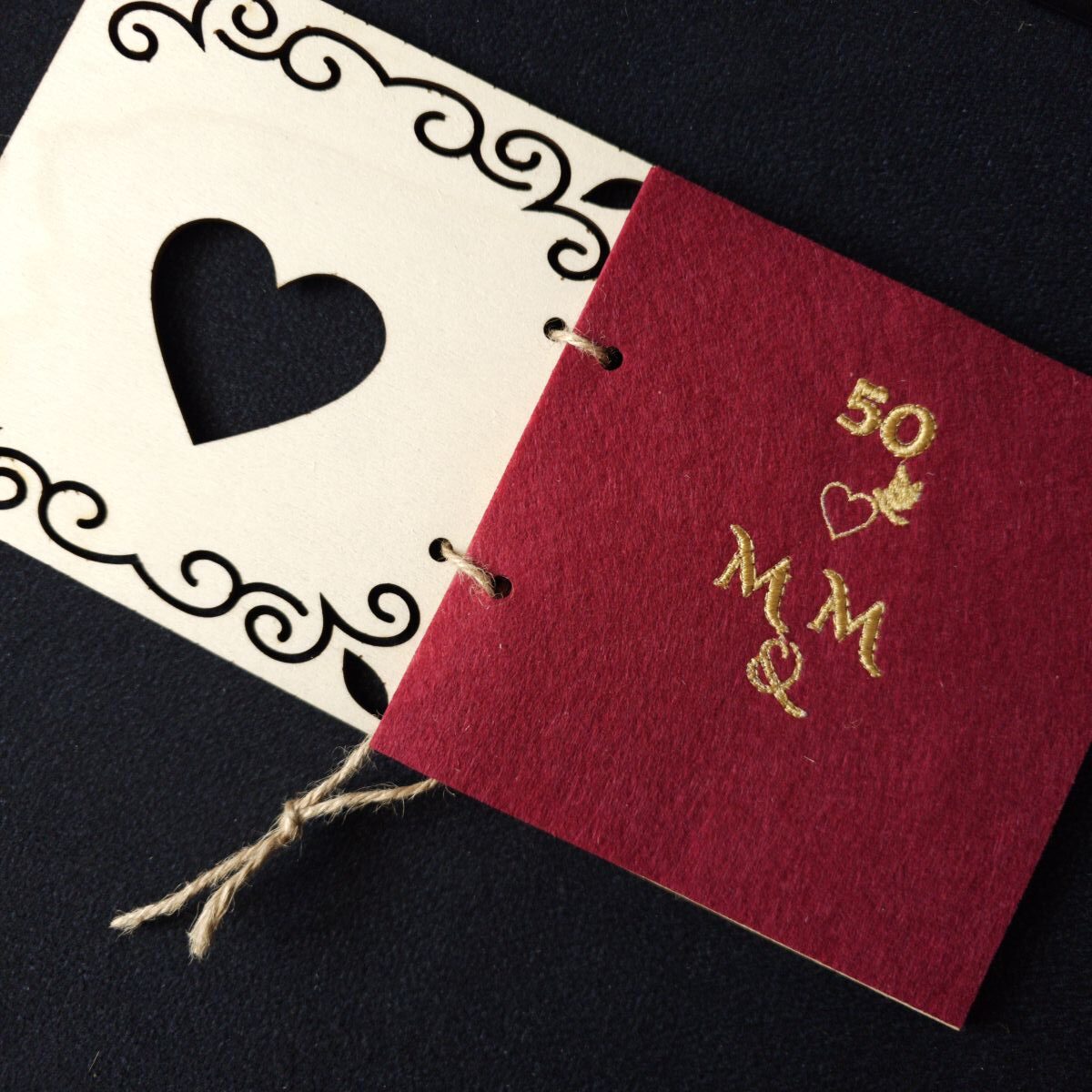 Karta grawerowana personalizowana upominek rocznica ślubu haft koperta dedykacja 11 Personalizowana, drewniana karta upominkowa skrywa w środku haftowany czerwony filc, przewiązana jutowym sznurkiem, zapakowana w złotą, papierową kopertę