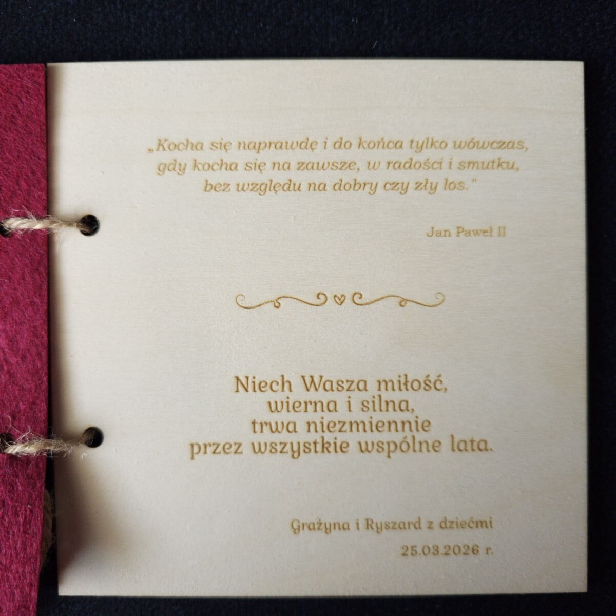 Karta grawerowana personalizowana upominek rocznica ślubu haft koperta dedykacja 12 Personalizowana, drewniana karta upominkowa skrywa w środku haftowany czerwony filc, przewiązana jutowym sznurkiem, zapakowana w złotą, papierową kopertę