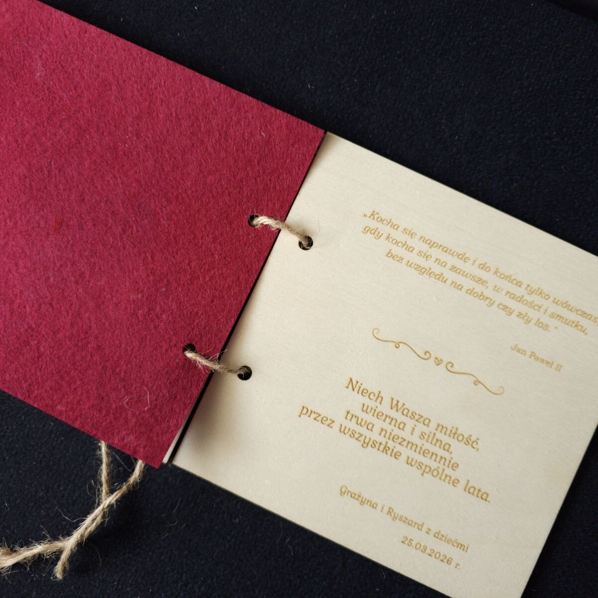 Karta grawerowana personalizowana upominek rocznica ślubu haft koperta dedykacja 13 Personalizowana, drewniana karta upominkowa skrywa w środku haftowany czerwony filc, przewiązana jutowym sznurkiem, zapakowana w złotą, papierową kopertę