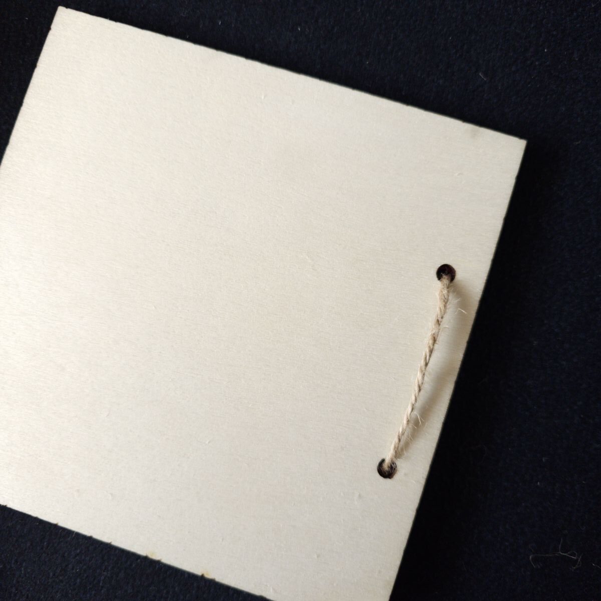 Karta grawerowana personalizowana upominek rocznica ślubu haft koperta dedykacja 14 Personalizowana, drewniana karta upominkowa skrywa w środku haftowany czerwony filc, przewiązana jutowym sznurkiem, zapakowana w złotą, papierową kopertę