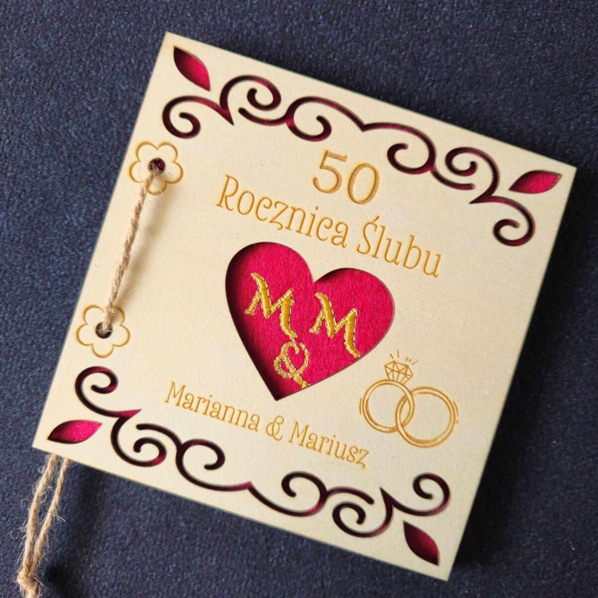 Karta grawerowana personalizowana upominek rocznica ślubu haft koperta dedykacja 16 Personalizowana, drewniana karta upominkowa skrywa w środku haftowany czerwony filc, przewiązana jutowym sznurkiem, zapakowana w złotą, papierową kopertę