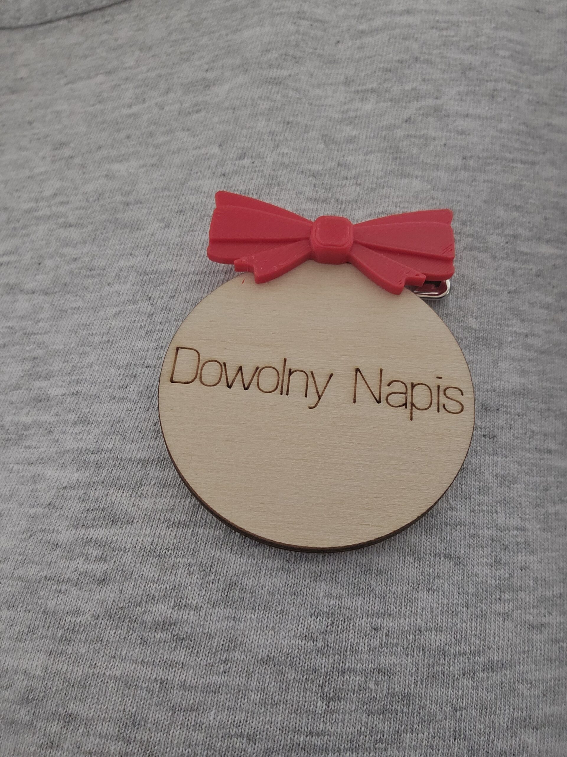Kotylion drewniany dwustronny personalizowany z kokardką 3D Dekoracje laserowe 13 Kotylion drewniany dwustronny personalizowany z kokardką 3D - obrazek 13