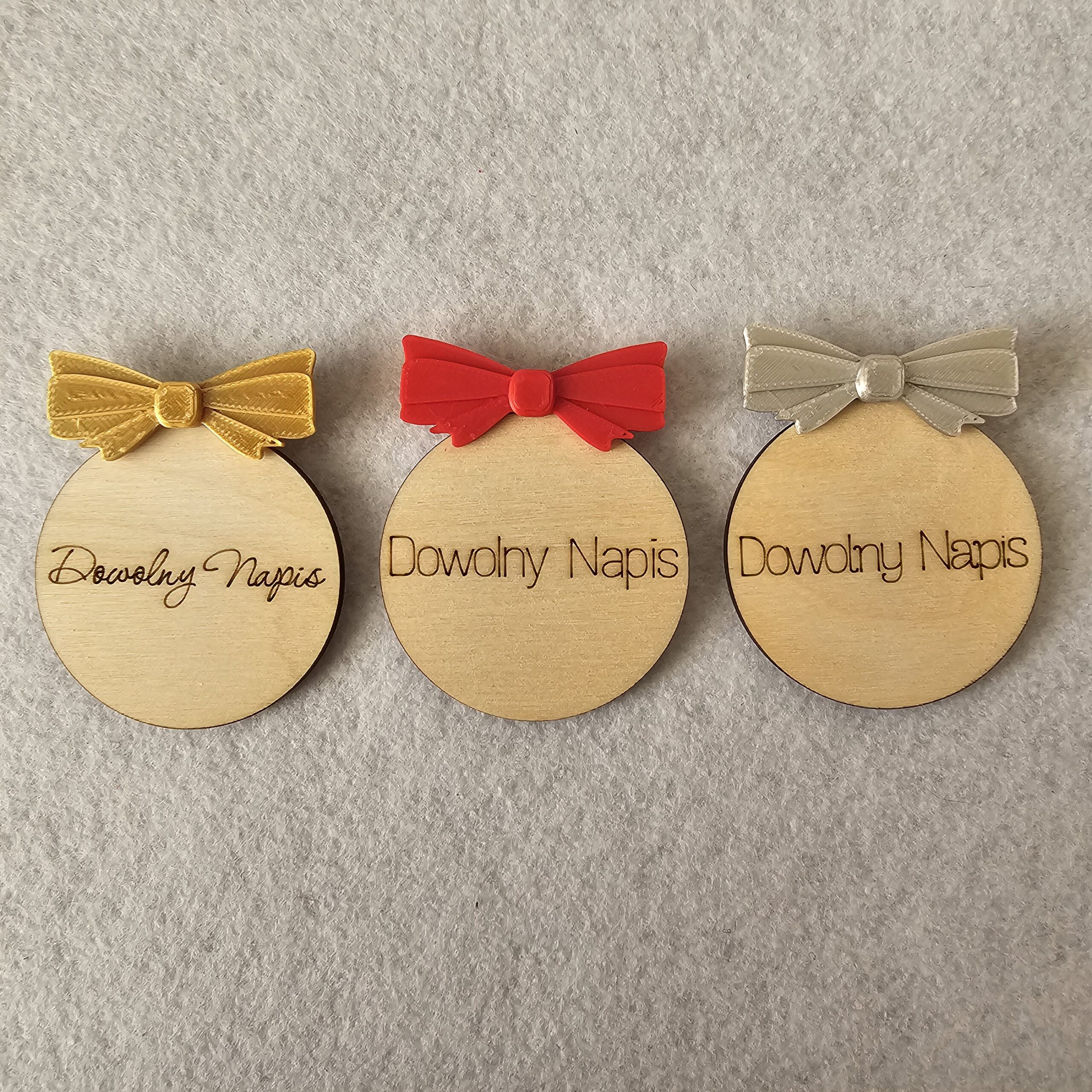 Kotylion drewniany dwustronny personalizowany z kokardką 3D Dekoracje laserowe 12 Kotylion drewniany dwustronny personalizowany z kokardką 3D - obrazek 12