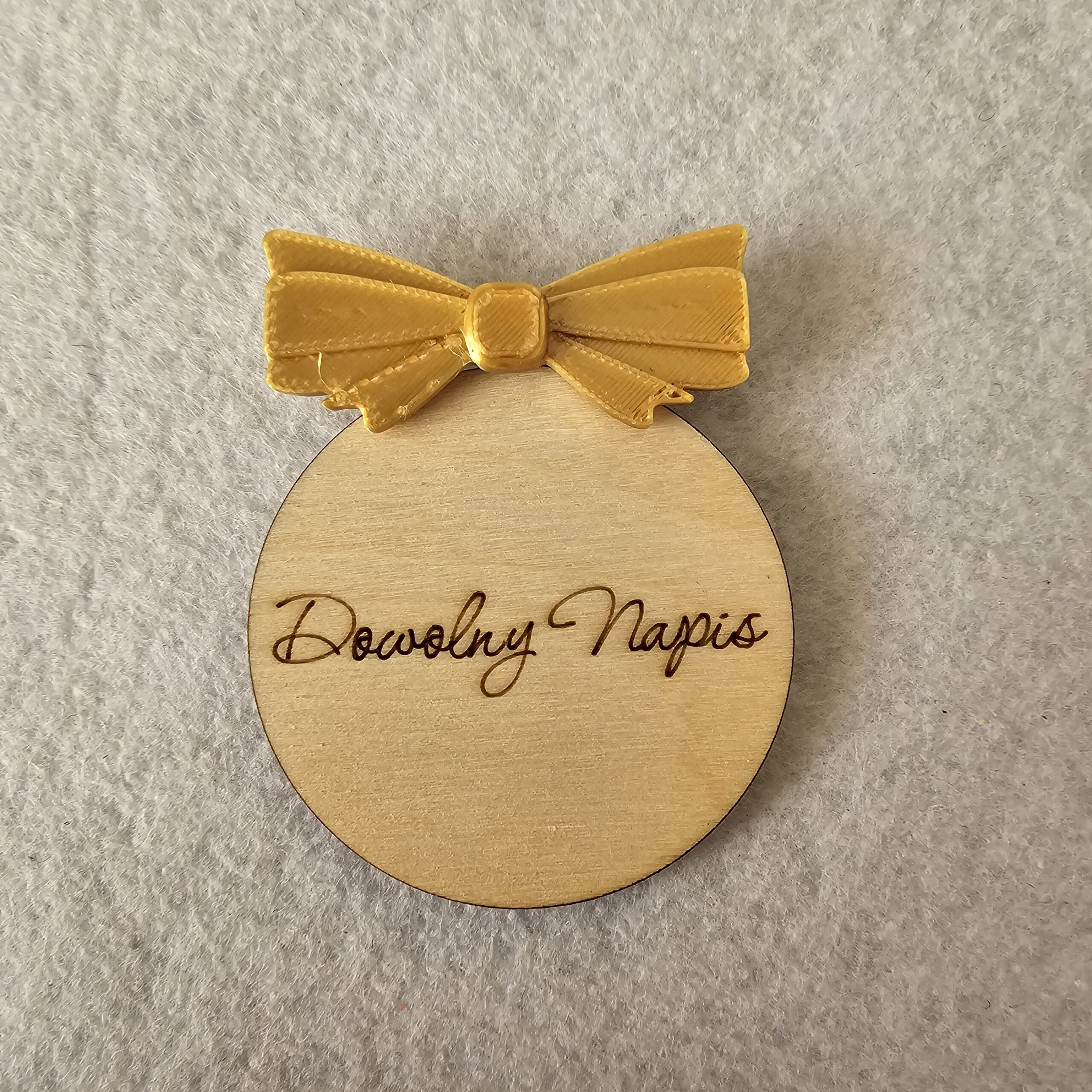 Kotylion drewniany dwustronny personalizowany z kokardką 3D Dekoracje laserowe 10 Kotylion drewniany dwustronny personalizowany z kokardką 3D - obrazek 10
