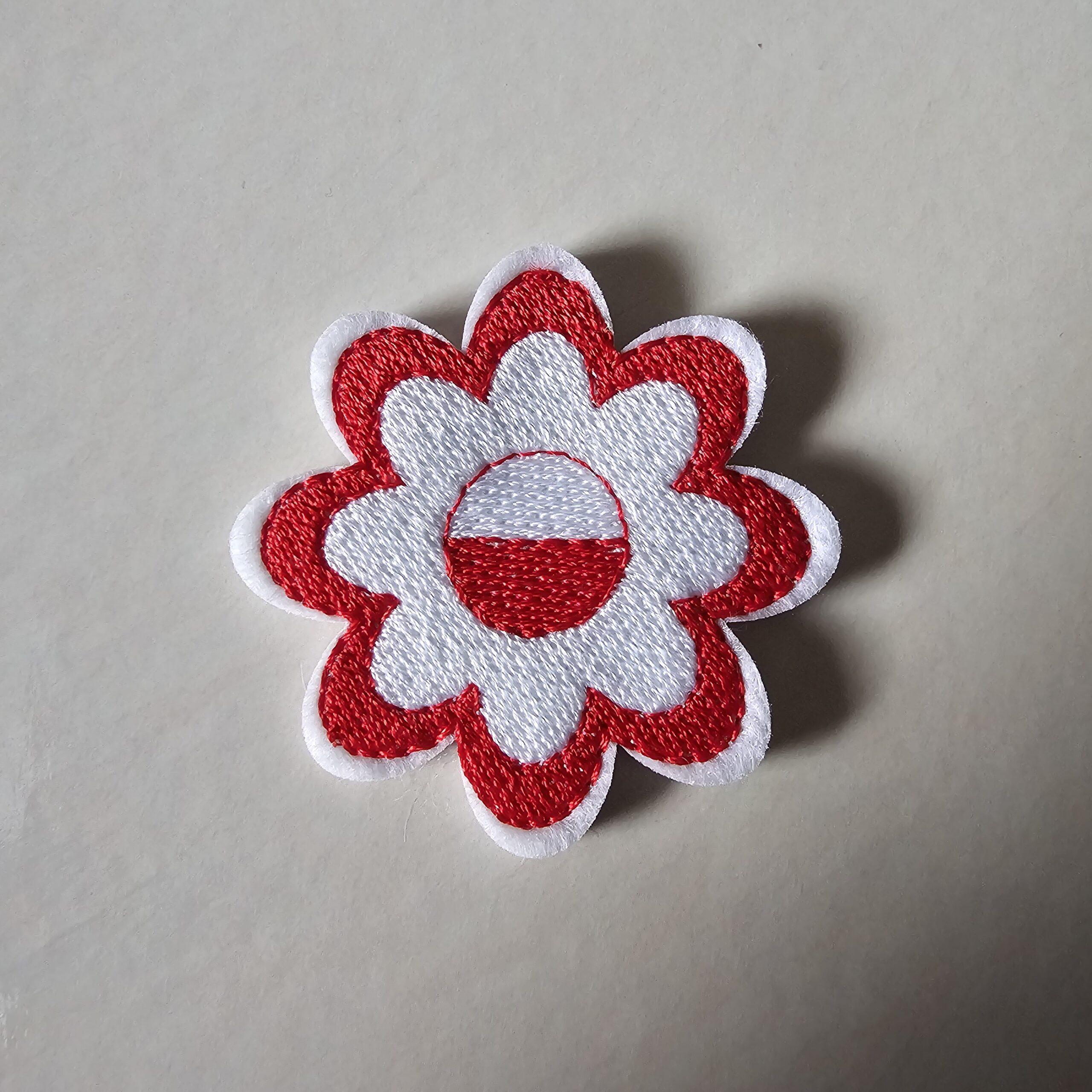 Kotylion narodowy haftowany biało-czerwony – przypinka patriotyczna dekoracja patriotyczna 3 Kotylion narodowy haftowany biało-czerwony – przypinka patriotyczna - obrazek 3