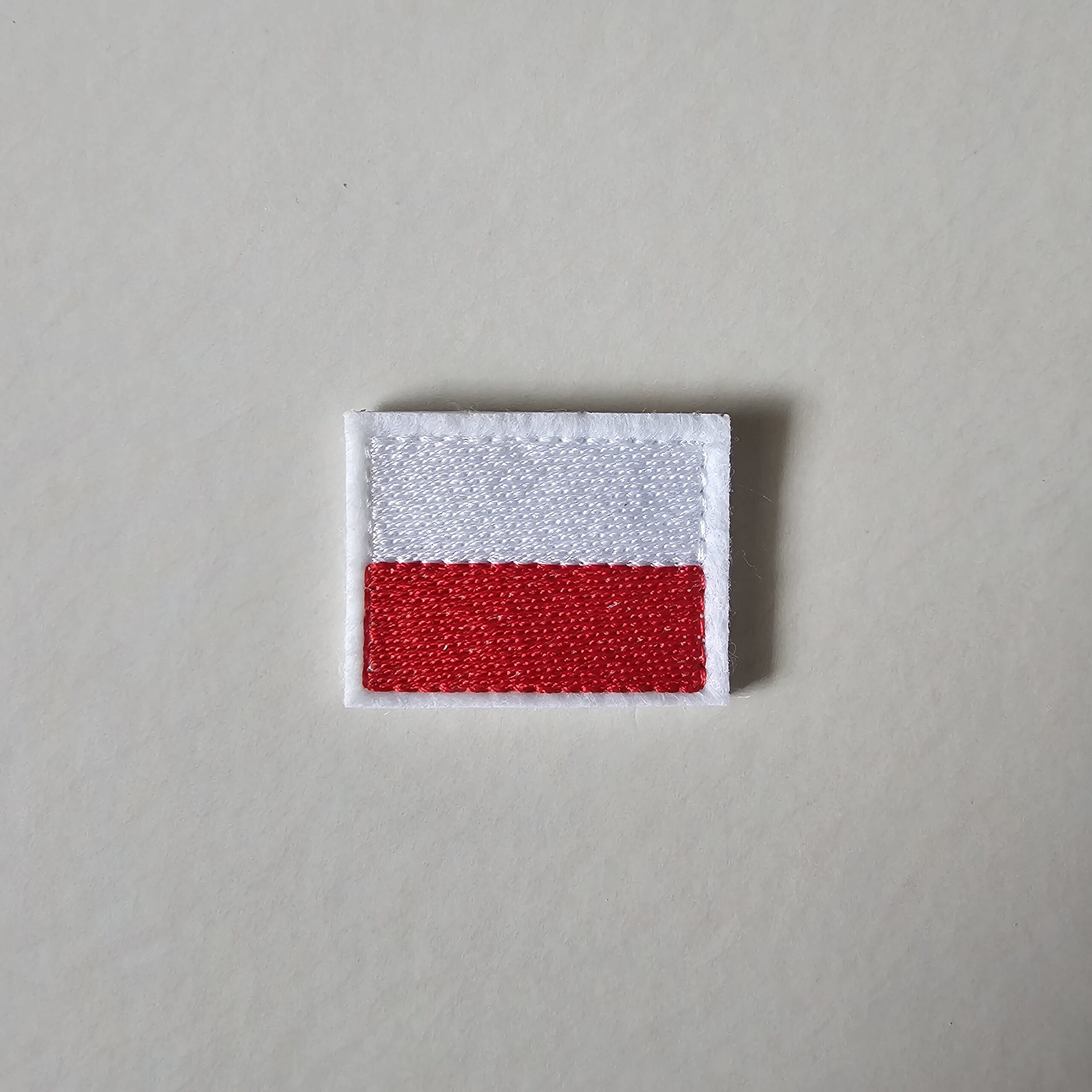 Haftowany kotylion flaga Polski – narodowy, patriotyczny dekoracja patriotyczna 2 Haftowany kotylion flaga Polski - narodowy, patriotyczny - obrazek 2
