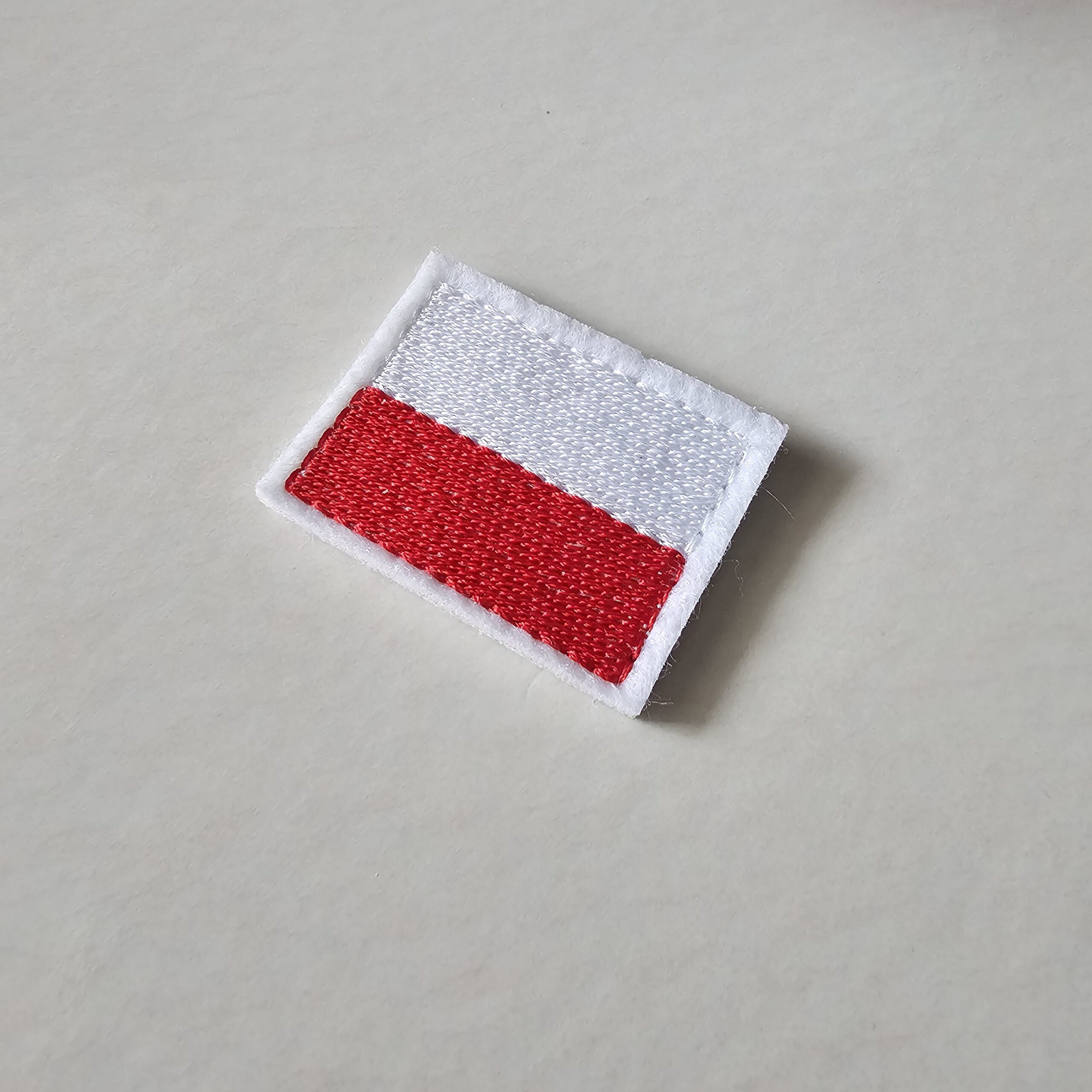 Haftowany kotylion flaga Polski – narodowy, patriotyczny dekoracja patriotyczna 3 Haftowany kotylion flaga Polski - narodowy, patriotyczny - obrazek 3