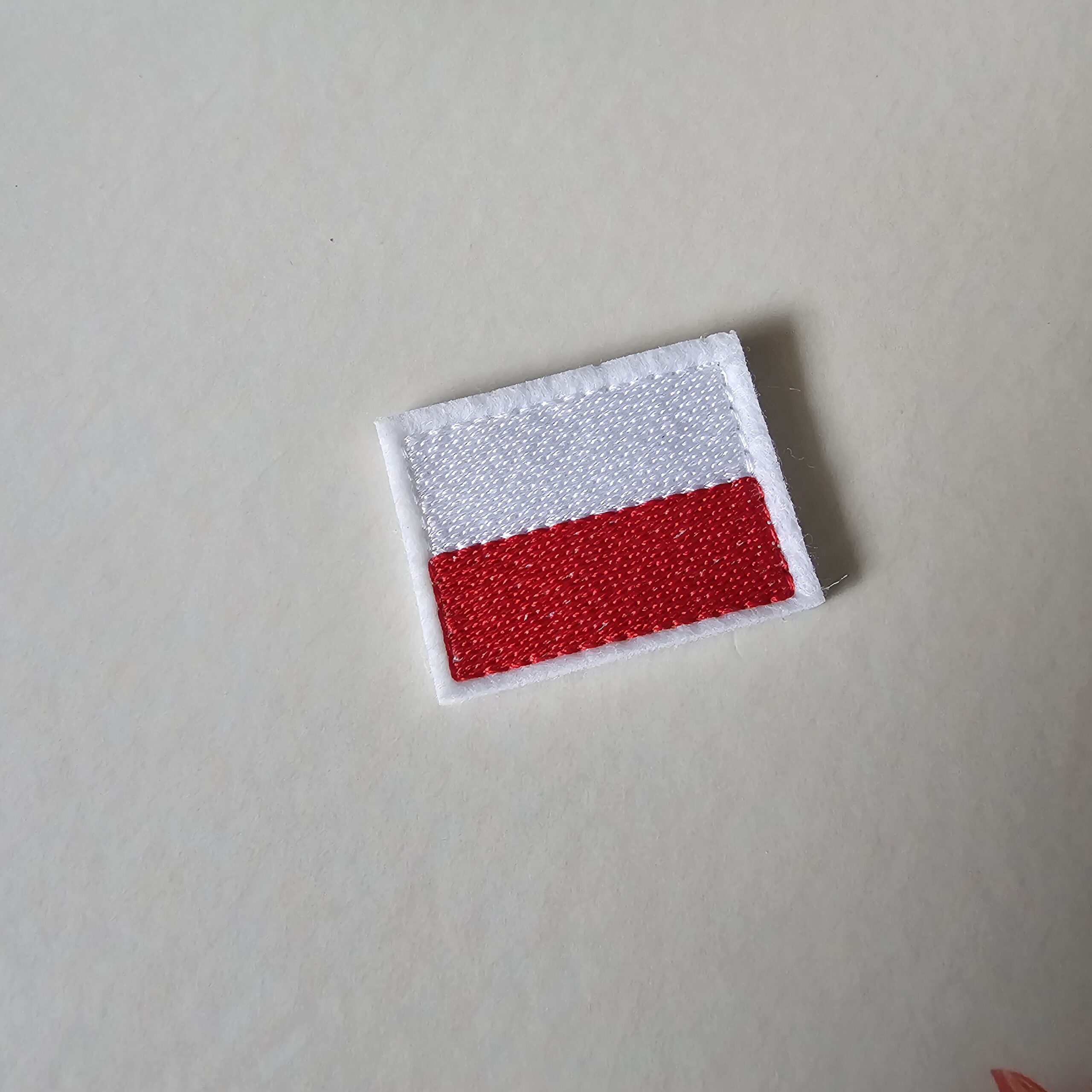 Haftowany kotylion flaga Polski – narodowy, patriotyczny dekoracja patriotyczna 4 Haftowany kotylion flaga Polski - narodowy, patriotyczny - obrazek 4