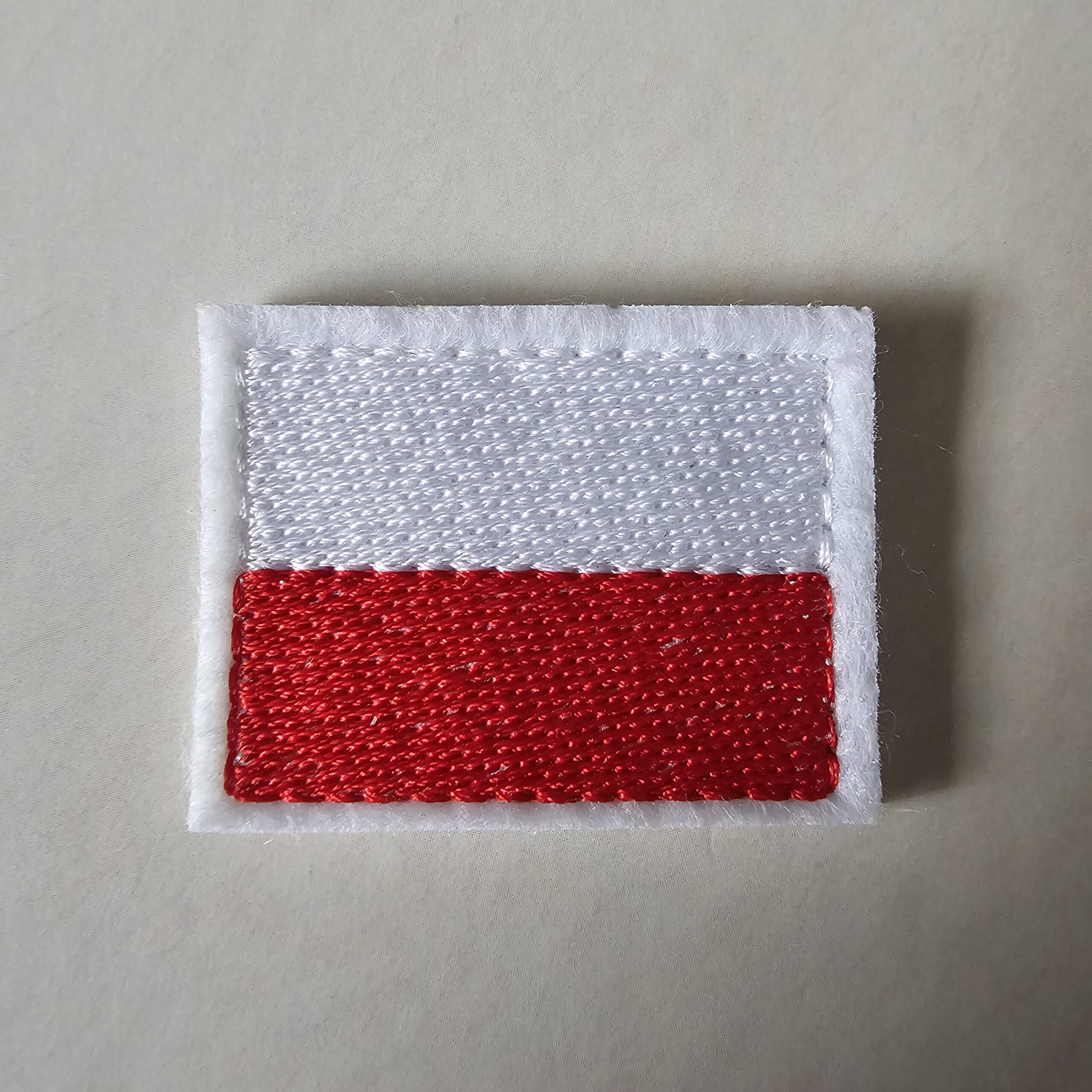 Haftowany kotylion flaga Polski – narodowy, patriotyczny dekoracja patriotyczna 5 Haftowany kotylion flaga Polski - narodowy, patriotyczny - obrazek 5