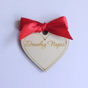 Kotylion personalizowany „Dowolny napis” w 9 różnych wzorach drewniany Dekoracje laserowe Kotylion drewniany w 9 wzorach Dowolny Napis 5 kolorów kokardek