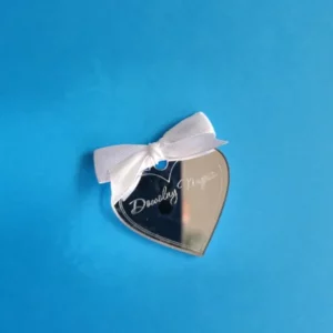 Kotylion personalizowany „Dowolny napis” w 7 różnych kształtach srebrne lustro Dekoracje laserowe Kotylion personalizowany srebrne lustro Dowolny Napis w 7 wzorach 5 kolorów kokardek