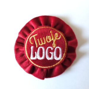 Kotylion haftowany personalizowany „Dowolny napis” w 3 rozmiarach aksamitny Aksamit 2 Kotylion haftowany personalizowany aksamit złote nici ręcznie wykonany laserowo wycinany