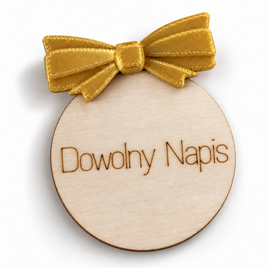 Kotylion drewniany personalizowany z kokardką 3D – dowolny napis Dekoracje laserowe Kotylion drewniany personalizowany z kokardką 3D – dowolny napis